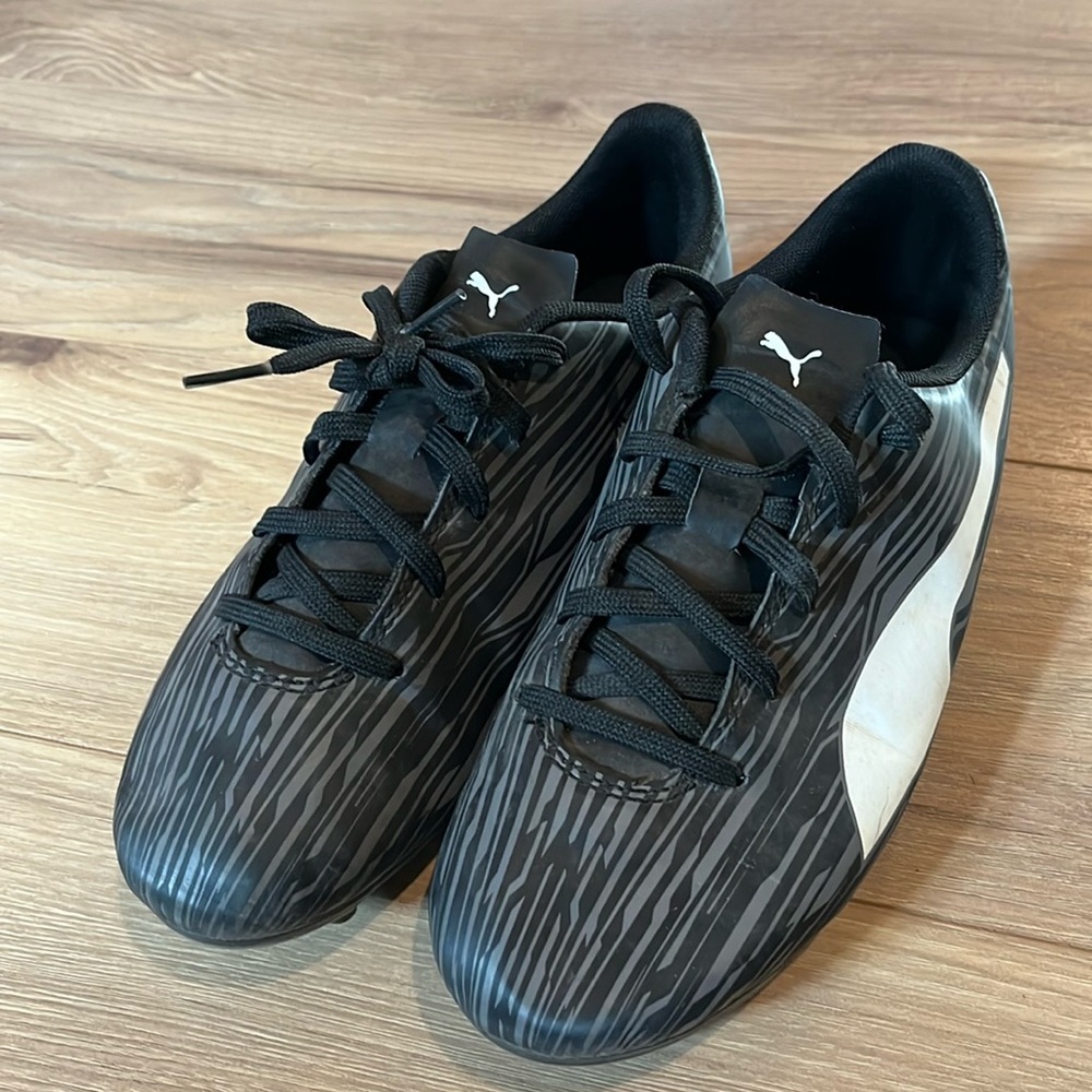 Puma boys soccer cleats size 6